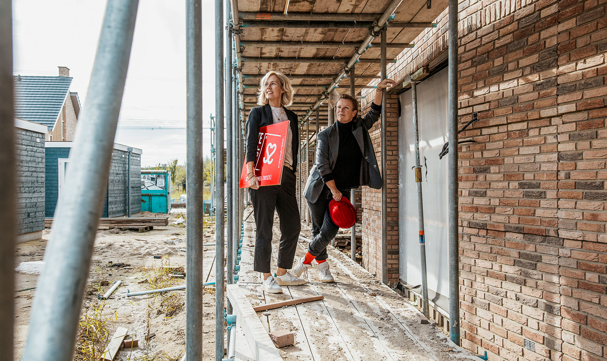 Twee medewerkers van Vijfvinkel Trossel: twee nieuwbouwmakelaars in Dordrecht